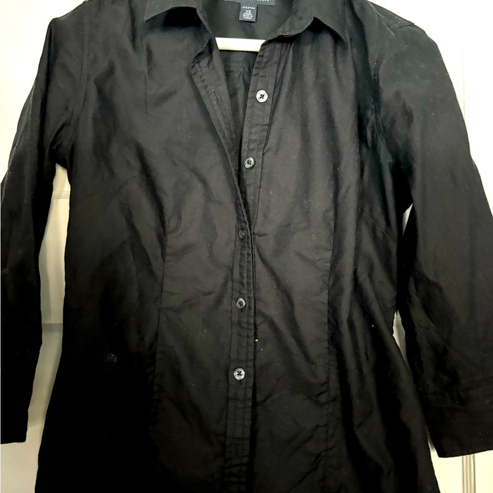 Fitted stretch classic button shirt.